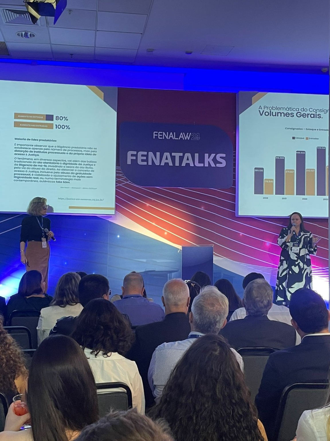 Viviane Ferreira apresentando pesquisa jurídica em evento profissional